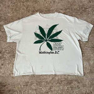 Vintage Cropped White Graphic T-Shirt with Green Leaf Design